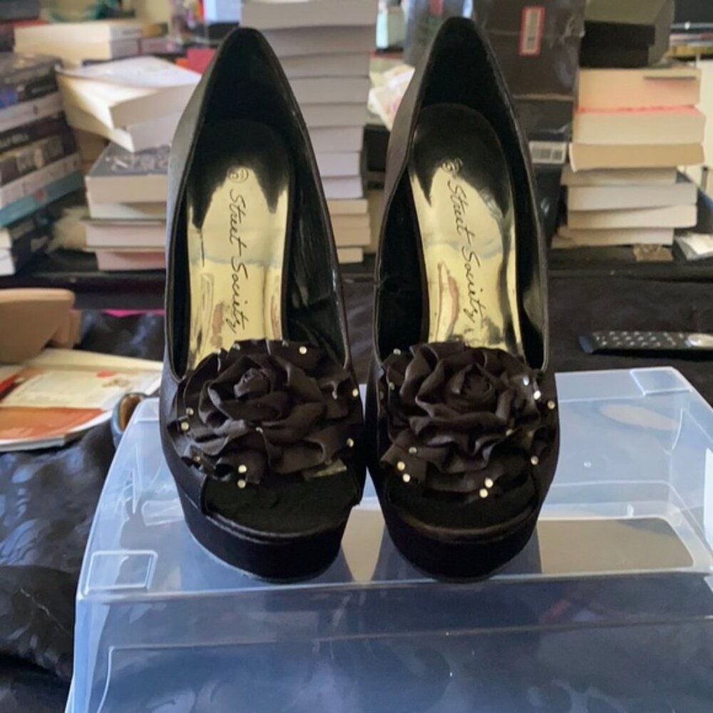 NEW Black heels